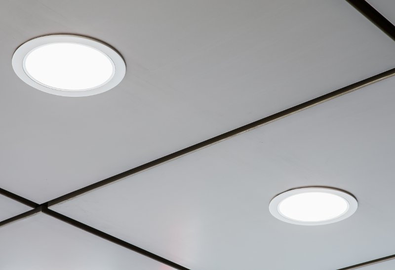 Купить светильники Дайнлат встроенные в подвесные потолки Армстронг предлагает электромаркет ELMAR Украина