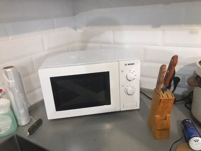 На фото: Очень удачно вписалась единственно не встроенная кухонная утварь - микроволновая печь БОШ. Предоставлено ELMAR.COM.UA