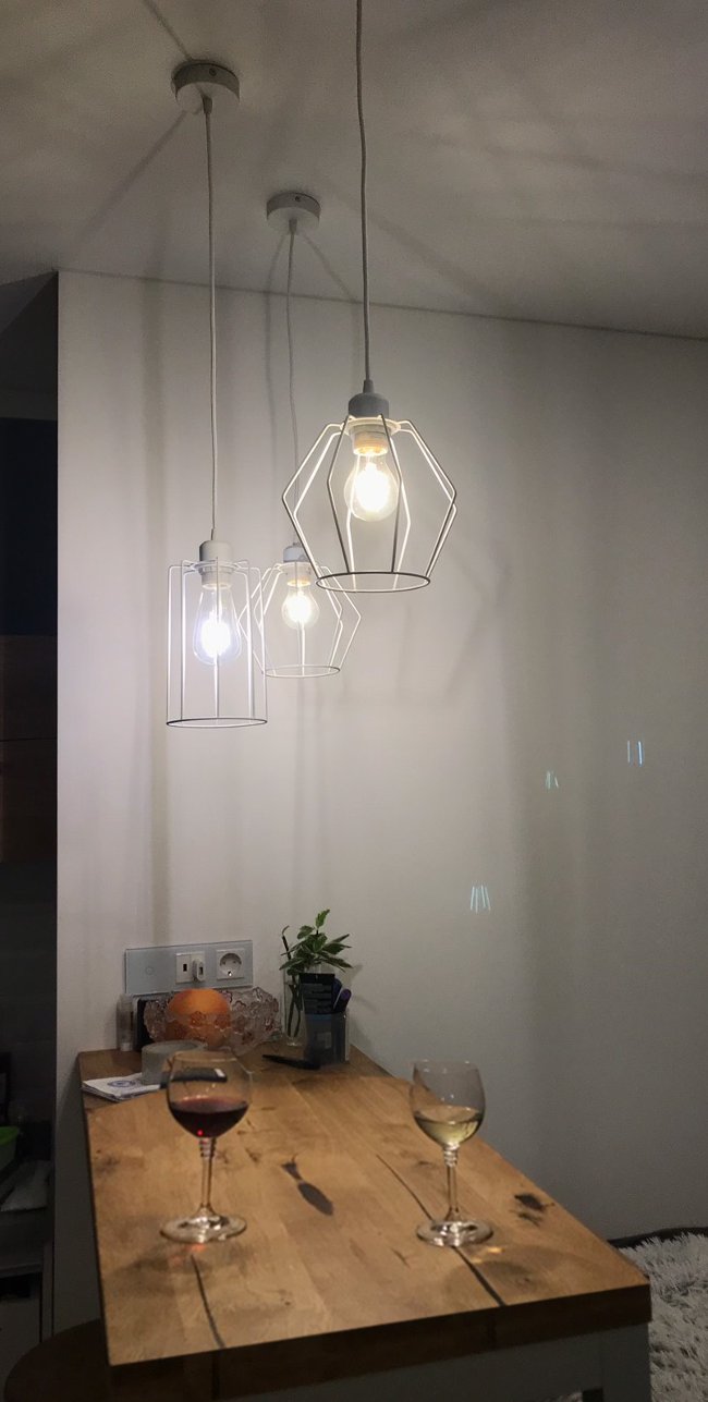 На фото: Оптимизированное освещение на кухне зоны отдыха и приема пищи. Общая мощность установленных филаментных светодиодных лампочек всего 15 Вт. Предоставлено ELMAR.COM.UA