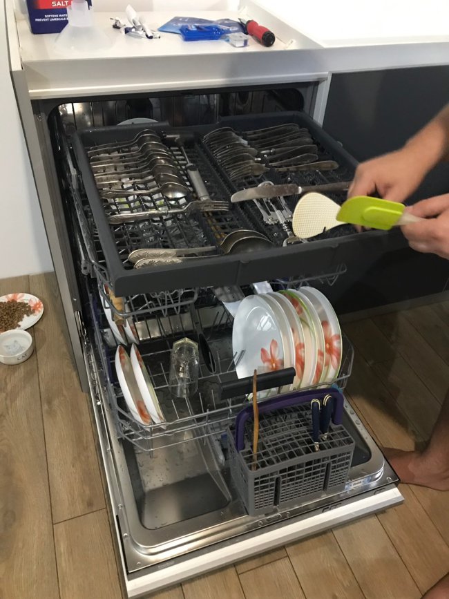На фото: Посудомоечная машина загружается когда угодно, а мытье посуды начнется только по команде реле или с мобильного телефона. Предоставлено ELMAR.COM.UA