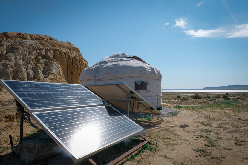 Солнечные батареи питают юрту в округе Фухай, Синьцзян-Уйгурский автономный район, 9 июля 2018 года. Бибек Бхандари / Шестой тон