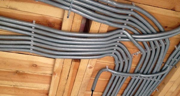 Металлорукав деревянный дом