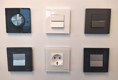 Чорні вимикачі та рамки ABB