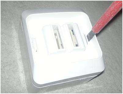 Рис.3 Наружный выключатель, промежуточная крышка для крепления декоративной клавиши. На рисунке указано место крепления. крышка для крепления декоративной клавиши : интернет-магазин Elmar Украина